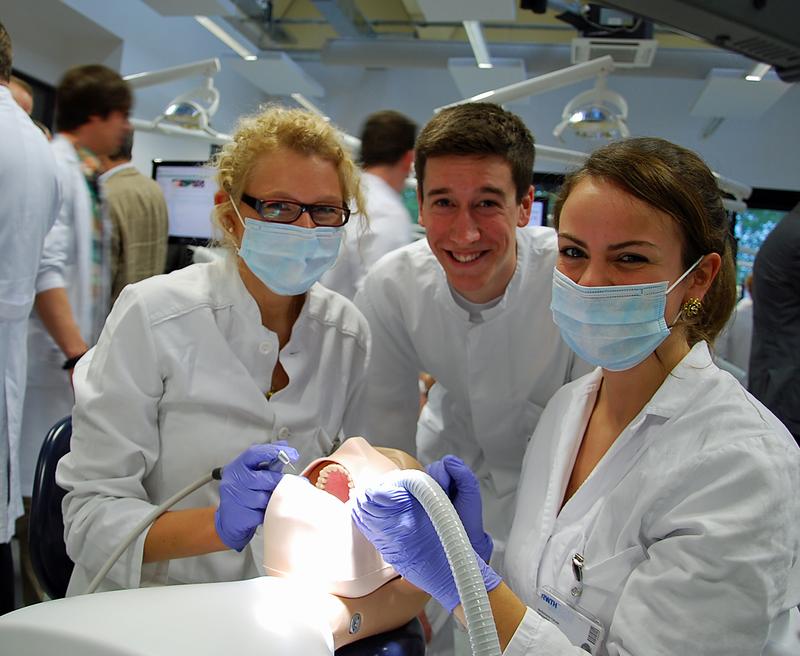 Bis zur Perfektion: An 42 High-Tech-Arbeitsplätzen können Studierende der Zahnmedizin am Aachener Uniklinikum im „Aixtra Dental“ Zahnbehandlungen an Puppen simulieren. Das Center dient darüber hinaus auch für Fortbildungen für niedergelassene Zahnärzte - auch das ein Novum.