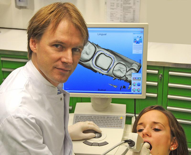 Schwerpunkt Ausbildung: Univ.-Prof. Dr. med. dent. Stefan Wolfart leitet den Lehrstuhl für Zahnärztliche Prothetik, Implantologie und Biomaterialien. Unter seiner Ägide wird die Ausbildung am angehender Zahnärzte wesentlich praxisnäher.