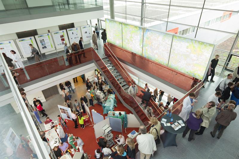 Großes Interesse in der Aktionszone der Kliniken in einem der Lichthöfe des Neubaus