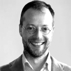 Drehbuchprofessor Egbert van Wyngaarde beschäftigt sich mit den erzählerischen Möglichkeiten transmedial vermittelter Geschichten.