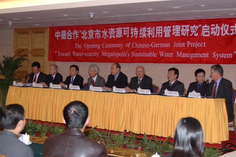 Offizieller Projektstart am 24. Februar in Peking. Prof. Jürgen Wernstedt im Präsidium (4.v.r.).