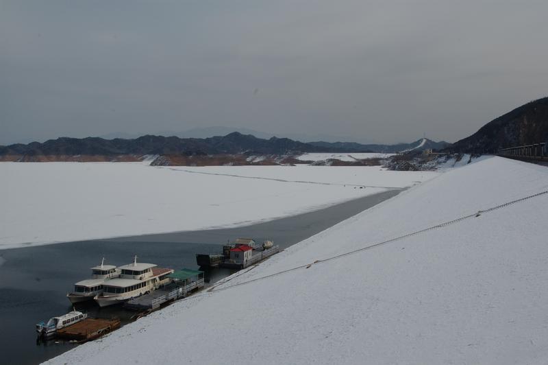 Niedriger Wasserstand im Miyun-Reservoir. Ursache sind geringe Niederschlagsmengen und der gestiegene  Wasserverbrauch.