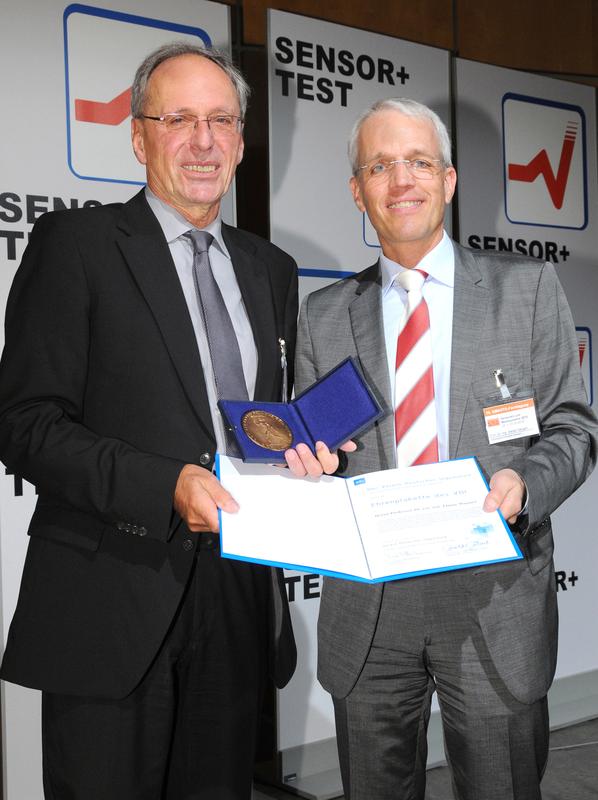 Für besondere Verdienste auf den Gebieten Sensorik und Messtechnik wurde Professor Elmar Wagner mit der VDI-Ehrenmedaille ausgezeichnet. Professor Gerald Gerlach von der TU Dresden überreichte die Auszeichnung während eines Festakts im Rahmen der Messe Sensor + Test 2012. 