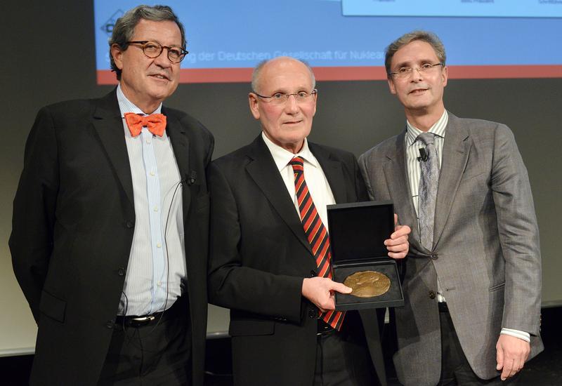 Vlnr: Prof. Dr. Hans-Jürgen Biersack (Bonn), Kongresspräsident der 50. Jahrestagung der DGN, Preisträger Prof. Dr. Sven Norbert Reske, Leitender Ärztlicher Direktor der Universitätsklinik für Nuklearmedizin sowie Prof. Dr. Jörg Kotzerke (Dresden), Präsident der DGN .