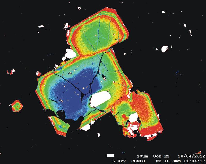 Falschfarbenbild sogenannter Orthopyroxen-Kristalle aus dem Magma, die die Forscher in der forensischen Analyse des Mount St. Helens-Ausbruchs 1980 verwendeten. Unterschiedliche Farben reflektieren unterschiedliche chemische Zusammensetzungen. Gelb stellt etwa eine besonders eisenreiche Zone dar.