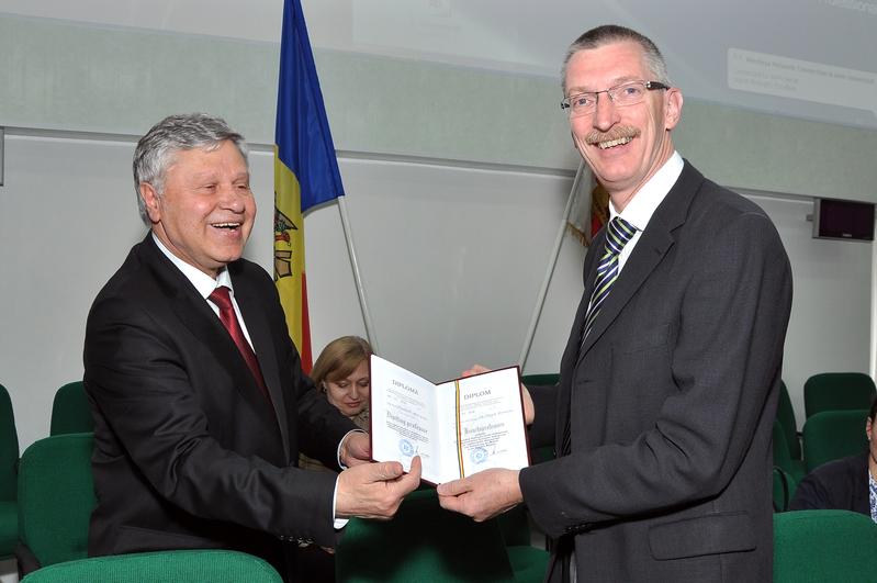 Zum Auftakt des wissenschaftlichen Symposiums in Chisinau überreichte der Rektor der Moldauischen Staatlichen Universität für Medizin und Pharmazie, Ion Ababii (li.), Ehrendiplome - hier an Prof. Christoph Baerwald. (Foto: Moldauische Staatl. Uni)
