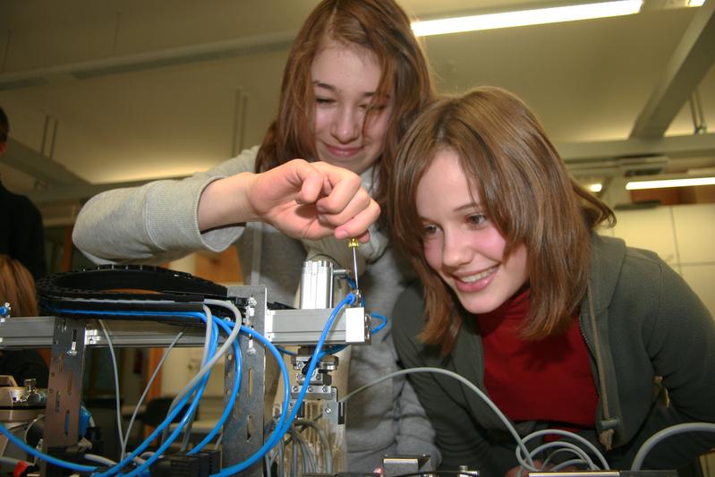 Mädchen begeistern sich für Technik