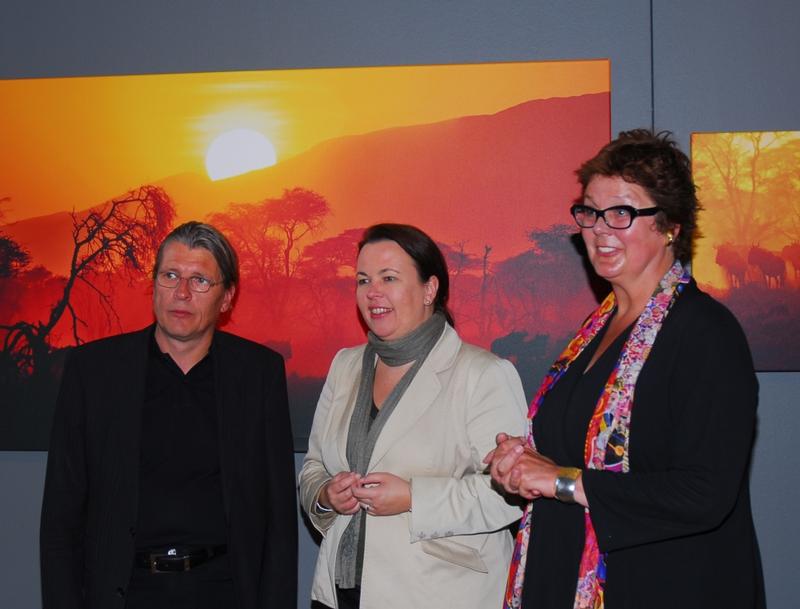 Uwe Skrzypczak, die parlamentarische Staatssekretärin Ursula Heinen-Esser und Angelika Hünerbein (von links nach rechts) bewundern die phantastischen Fotos.