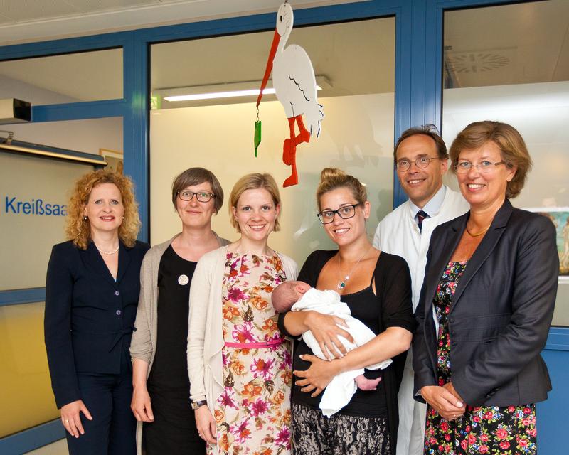 Die Absolventinnen Ursula Böhme und Michaela Michel-Schuldt, Schirmherrin Dr. Wiebke Rösler, Mutter Hanna Borg Jonsdottir mit Baby Tumi, Professor Dr. Peter Hillemanns und Privatdozentin Dr. Mechthild Groß (von links). 