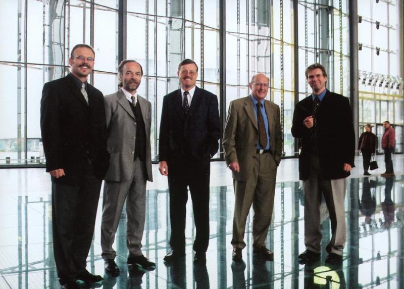 ©Bernd Liebl, Fraunhofer-Gesellschaft. Dipl.-Phys. Roger Wimmel, Dipl.-Chem. Dieter Sporn, Dr. Willy Martin, Prof. Dr. Elmar Breitbach, Prof. Dr. Holger Hanselka (v.l.n.r.)