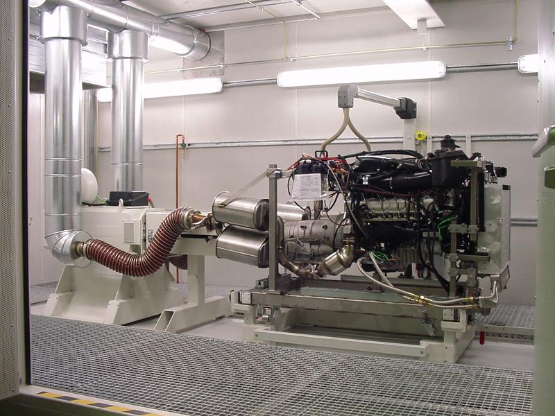 Konditionierung eines Motorenaufbaus in einem volldynamischen Motorenprüfstand im Vorfeld einer Emissionsmessung.