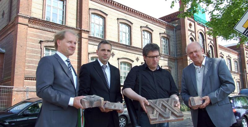 Die Verantwortlichen beim Start der Restaurierungsarbeiten (v.li.): Dr. Sven T. Olsen, Geschäftsführer der Baltic College GmbH Robert Erdmann, Geschäftsführer der EGS Entwicklungsgesellschaft mbH Michael Mikolajczyk, Architekt Dr. Wolfram Friedersdorff, Bau- und Wirtschaftsdezernent