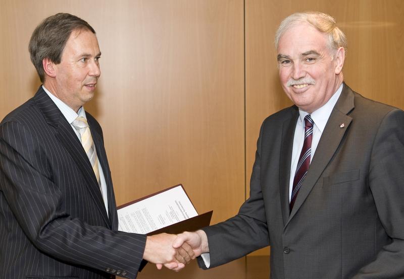 Bei der Unterzeichnung des Kooperationsvertrags: Achim Becker (li.), Geschäftsführer der INIT GmbH, und Prof. Dr. Karl-Heinz Meisel, Rektor der Hochschule Karlsruhe