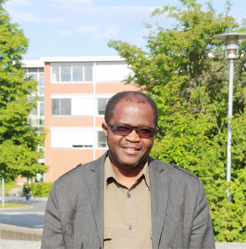 Professor Adams Bodomo auf dem Campus der Universität Bayreuth. Hier arbeitet er derzeit an einem linguistischen Forschungsprojekt zu den westafrikanischen Gur-Sprachen.