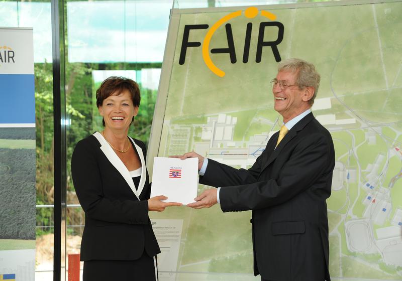 Umweltministerin Lucia Puttrich überreicht die Genehmigung an FAIR-Forschungsdirektor Professor Günther Rosner