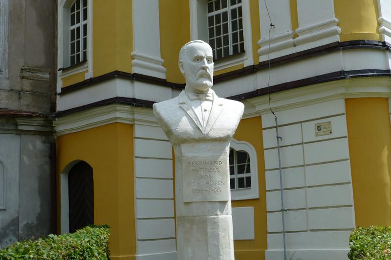 Die neue Büste von Richthofens vor der barocken Sophienkirche in Pokój/Carlsruhe