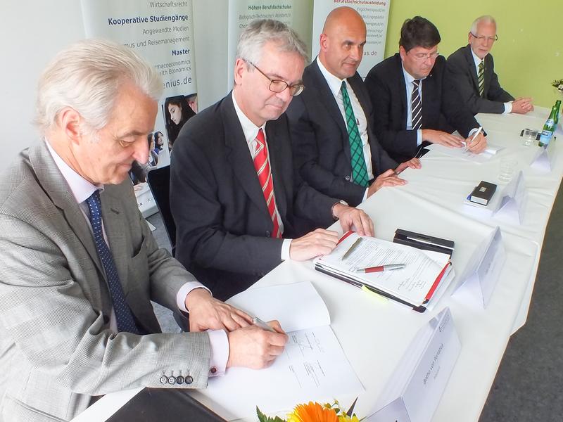 Hochschulpräsident Botho von Portatius sowie Hermann Kögler,  Geschäftsführer der Hochschule Fresenius, unterzeichneten gemeinsam mit Dr. Knut Zschiedrich, Vorstandsvorsitzender der Süwag Energie AG und Dirk Pumplun, Süwag-Generalbevollmächtigter für kommunale Beziehungen Hessen, den Vertrag zur Errichtung einer „Süwag-Stiftungsprofessur für Energiemanagement“ an der Hochschule Fresenius in Idstein. Rechts im Bild Bürgermeister Gerhard Krum (v.li.n.re.).