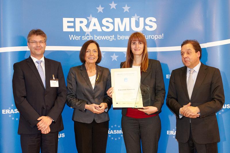 Kerstin Bach, stellv. Leiterin des Akademischen Auslandsamts der Universität Mannheim (2.v.r.), nahm gestern in Bonn die Auszeichnung aus den Händen von Christian Sterz (Bundesministerium für Bildung und Forschung, Leiter der Abteilung Wissenschaftssystem), Prof. Dr. Margret Wintermantel (Präsidentin des DAAD) und Xavier Prats Monné (Europäische Kommission, stellvertretender Generaldirektor für Bildung, Kultur, Mehrsprachigkeit und Jugend) entgegen.