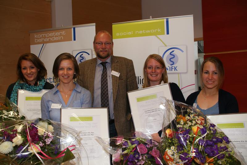 Kim Budelmann, Eunike Rahn, Prof. Dr. Christoff Zalpour, Katja Grabow und  Stella Seeberg freuen sich über den IFK-Wissenschaftspreis 2012.
