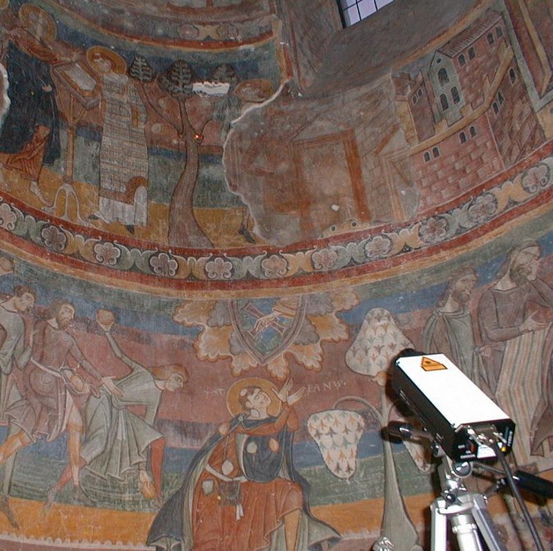 Hightech im Kloster: Mit optischem Messgerät untersuchen Oldenburger Wissenschaftler vom Verfall bedrohte karoliginsche Wandmalereien in der Klosterkirche St. Johann in Müstair, Schweiz.