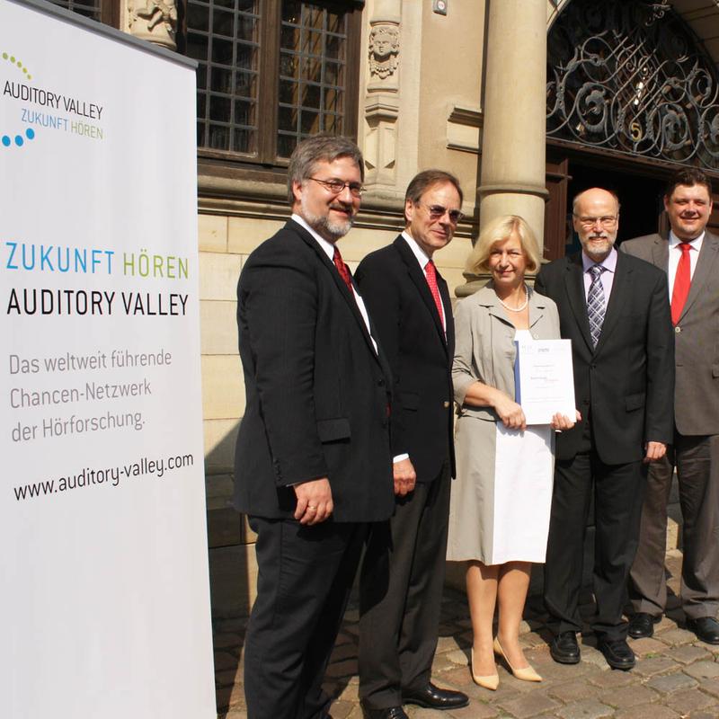 Vertreter des Auditory Valley mit Prof. Dr. Johanna Wanka am 23.5.12 vor dem Leibnizhaus in Hannover