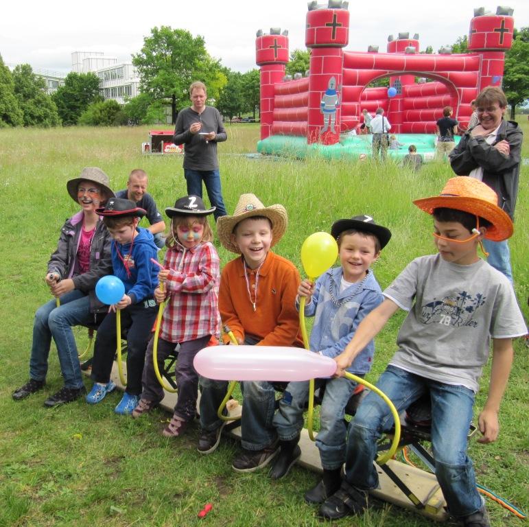 Die TEDDY-Sommerfestbesucher – unter ihnen der sechsjährige Vincent (2.von links) – hatten sichtlich Spaß beim Rodeoreiten 