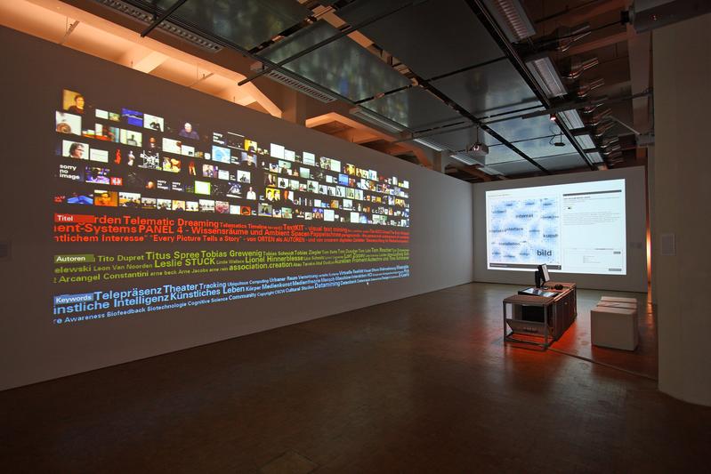 Inter-Facing the Archive. Der Zugang zum Wissen des Medienkunstportals netzspannung.org - Eine Ausstellung in der ZKM_Medialounge; Monika Fleischmann und Wolfgang Strauss: „netzspannung.org“, 2007 Installationsansicht