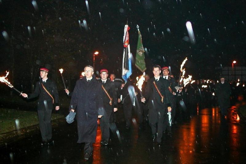 225 Jahre TU Clausthal - "Tradition ist nicht die Asche aufbewahren, sondern Weitertragen einer Fackel" -  Clausthaler Verbindungen mit dem Rektor beim Fackelzug im Anschluß an die Rektoratsübergabe.