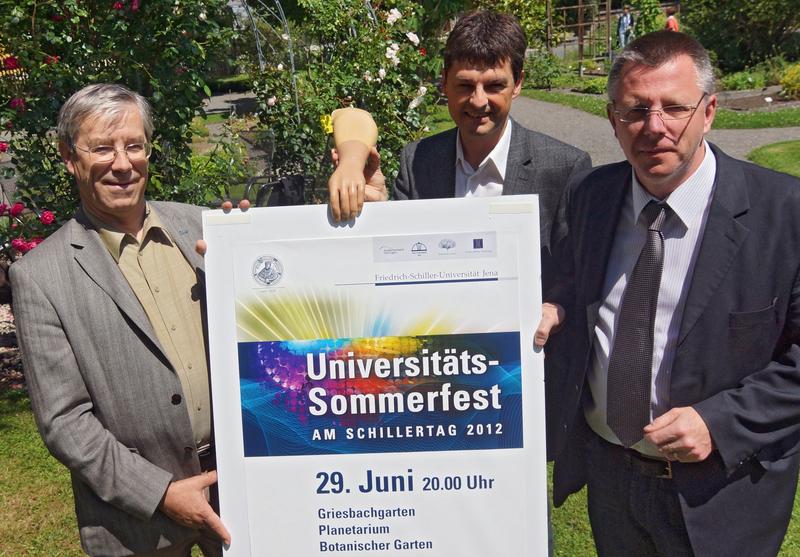 Freuen sich gemeinsam auf das Universitäts-Sommerfest am 29. Juni 2012: (v. l.) Rektor Prof. Dr. Klaus Dicke, Prof. Dr. Thomas Weiß, der in der Forscherwerkstatt eine Hightech-Prothese präsentieren wird, und der Geschäftsführer der Ernst-Abbe-Stiftung Rolf Ferdinand Schmalbrock.