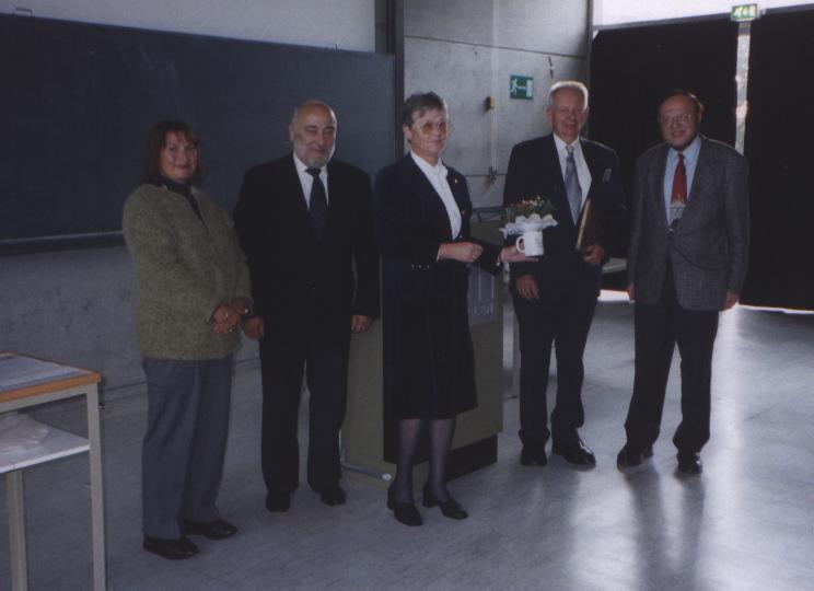 Das Bild zeigt Prof. Sigurd Lohmeyer und Gattin (2. u. 3. v. r.) umringt von FH-Rektor Prof. Ekbert Hering (r.), Prof. Peter Kunz und Dr. Dorothee Rück, die den Festvortrag "Ionenimplantation, eine innovative Oberflächentechnik" hielt. - Foto: privat