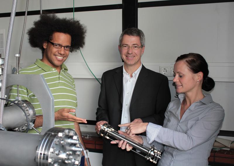 Kekulé-Stipendiatin Veronika Wesp, Doktorand David Budina (links) und Professor Dr. Karl-Michael Weitzel (Mitte) präsentieren ein Ionen-Spektrometer.
