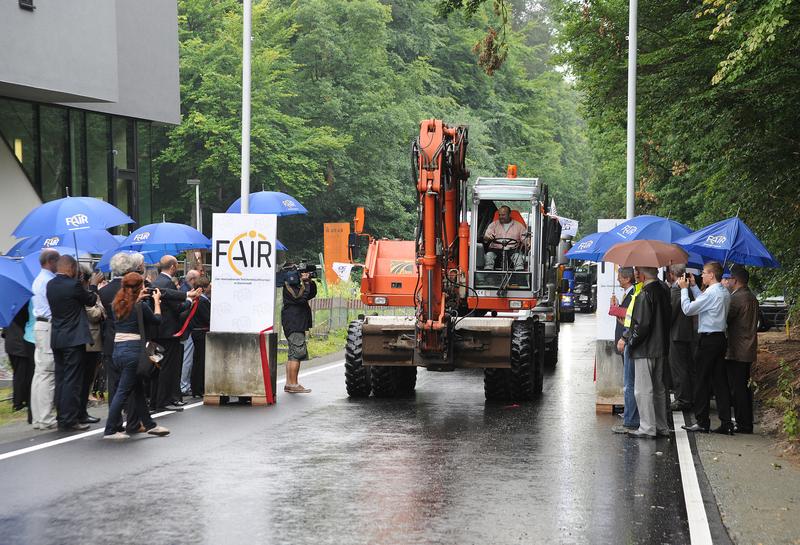 Baggerparade anlässlich der Bescheidübergabe und der Baustelleneröffnung