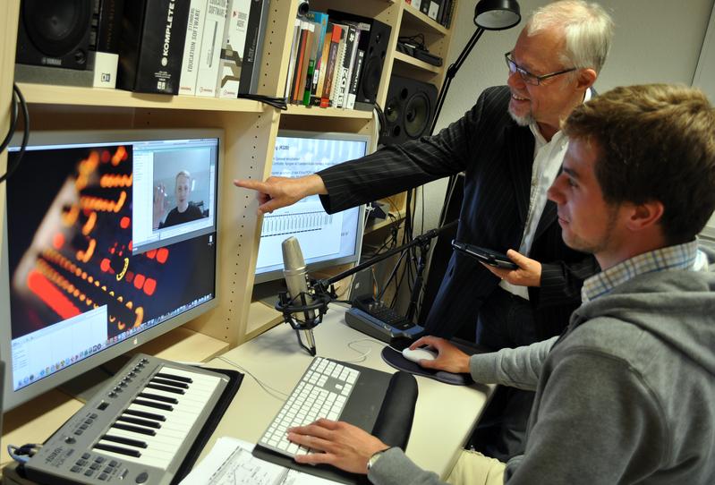 Der Osnabrücker Student Mathias Leweke stellt im virtuellen Seminar unter der Leitung des Musikwissenschaftlers Prof. Dr. Bernd Enders seinen Kommilitonen an den Universitäten Osnabrück, Graz und Wien sein Musikprojekt vor.  