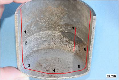 Innenseite der längsgeschnittenen Brennkammer nach dem realen Betrieb. Die markierten Bereiche wurden später metallografisch untersucht.