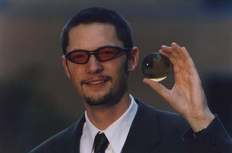 Johannes Hoffmann, Absolvent der FH Aalen, entwickelte das erste praxisgerechte Rechenverfahren für Brillen mit verkippten und stark gewölbten Gläsern - und erhielt dafür den Rupp+Hubrach-Preis für Augenoptik 2000. (Foto: R+H/Bernd Hanselmann)
