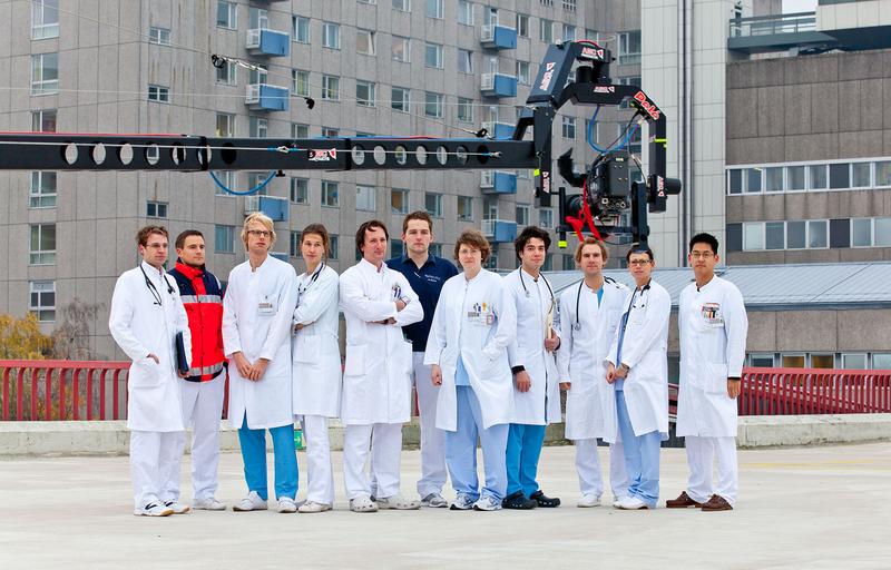 Abschlussbild zu den Dreharbeiten an der MHH: "Die jungen Ärzte" vor dem Klinikum