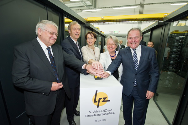 Prof. Dr. Karl-Heinz Hoffmann, Präsident der BAdW, Prof. Dr. Arndt Bode, Vorsitzender des Direktoriums des LRZ, Martina Koederitz, Geschäftsführerin IBM Deutschland GmbH, Bundesministerin Prof. Dr. Annette Schavan und Staatsminister Dr. Wolfgang Heubisch (v.l.n.r.) bei der Inbetriebnahme des neuen Höchstleistungsrechners SuperMUC, 20. Juli 2012