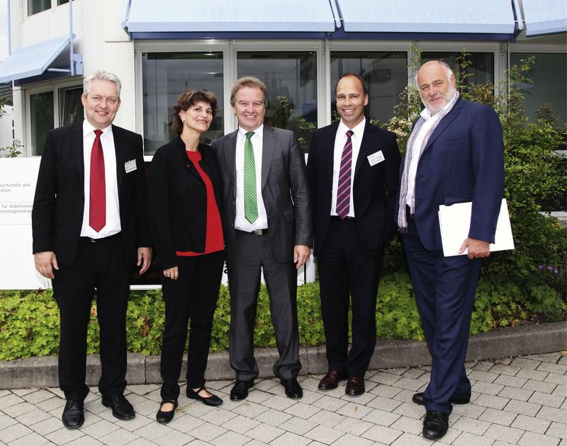 V. l. n. r.: Prof. Alexander Verl, Landtagsvize präsi dentin Brigitte Lösch, Minister Franz Untersteller, Prof. Thomas Bauernhansl und Rezzo Schlauch, Staatssekretär a. D.