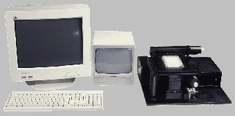 Einzelmoleküldetektor mit Mikrotiterplatte (r.) und Zubehör