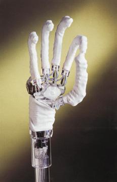 Die Hand als Vorbild - mit einer im Forschungszentrum Karlsruhe entwickelten Antriebstechnik kommt die mit einer hohen Beweglichkeit ausgestattete künstliche Hand dem Original sehr nahe.
