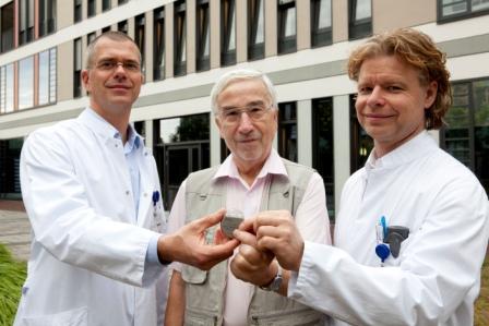 Dr. Chrstian Kühne (l.) und Dr. Dirk Winkler mit einem der ersten Patienten, der am UKL einen Vagusnervstimulator erhalten hat. Foto: Stefan Straube