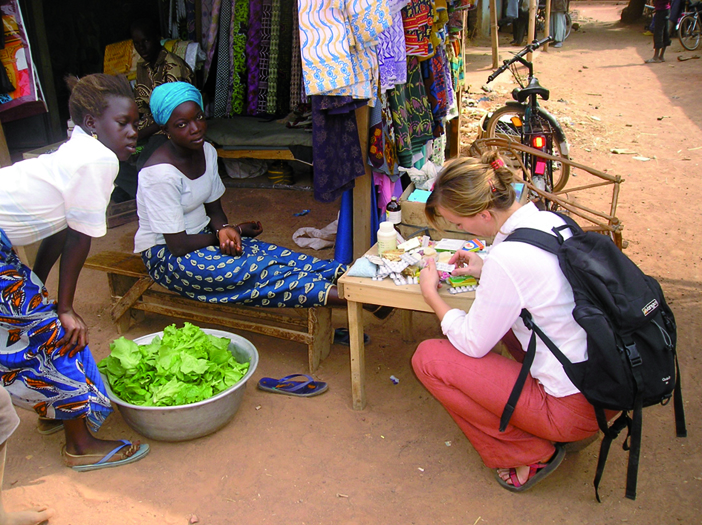Maike Tipke, Doktorandin des Instituts für Public Health am Universitätsklinikum Heidelberg, überprüft die Qualität von Malaria-Medikamenten, die auf einem Markt in Nouna, Burkina Faso, verkauft werden. 