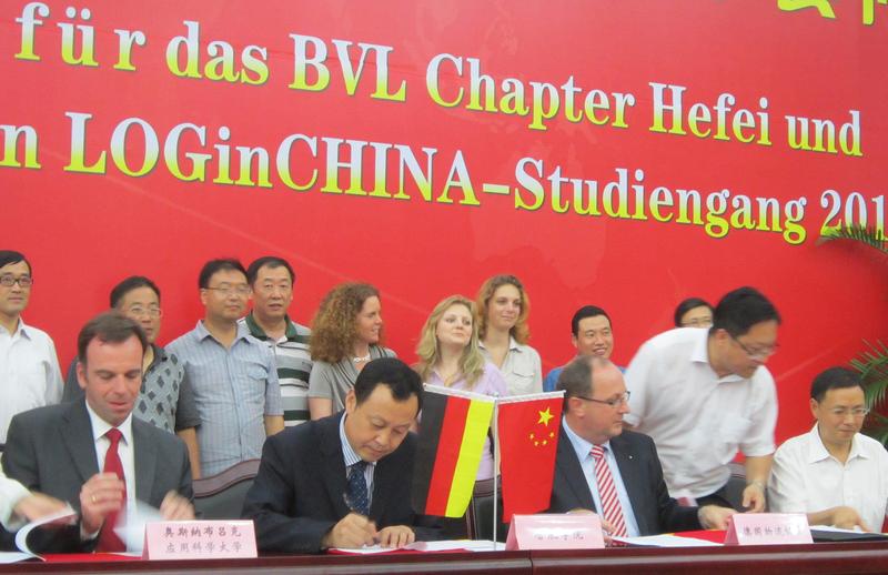 Prof. Dr. Michael Schüller von der Hochschule Osnabrück, Prof. Dr. Jingmin Cai, Präsident der Uni Hefei, und Prof. Dr. Thomas Wimmer von der BVL unterzeichnen die Absichtserklärung für eine intensive Zusammenarbeit (vordere Reihe von links).