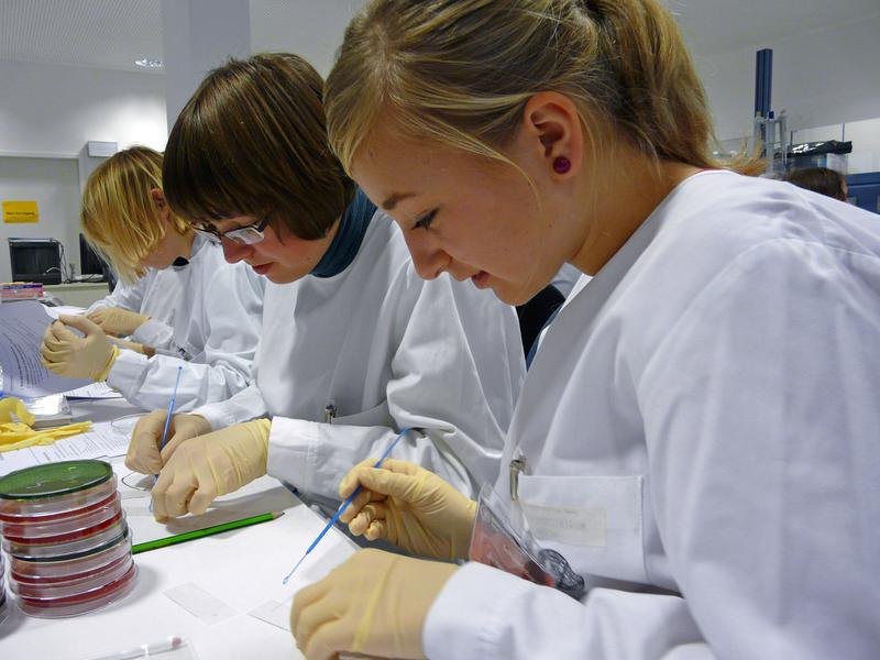 Bereits zum 3. Mal laden die Wissenschaftler des Uniklinikums Jena in den Herbstferien zum "Schülerlabor" ins Forschungszentrum Lobeda. 