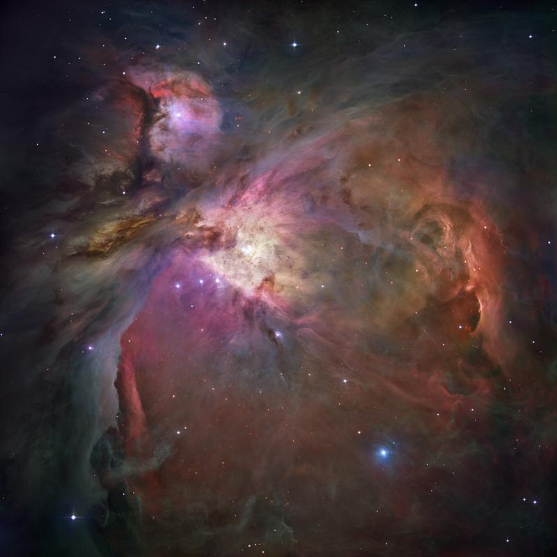 Gesamtbild des Orion Nebels mit dem Sternhaufen im Zentrum: Das mutmaßliche Schwarze Loch wäre genau zwischen den vier hellen Sternen, welche das Zentrum des Sternhaufens markieren. Dies sind die Trapezsterne des Orionnebelhaufens. 