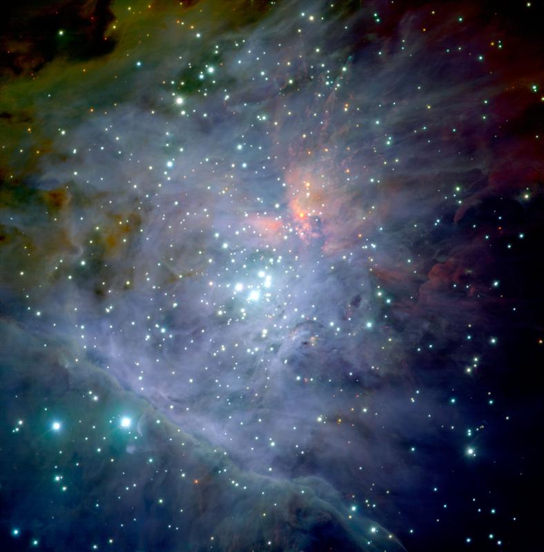 Der Orionnebelsternhaufen als Aufnahme des ESO-Observatoriums: Im Infraroten können Astronomen durch die Wolke sehen und die Tausenden lichtschwachen jungen Sterne sichtbar machen. Das Trapez ist im Zentrum der Aufnahme erkennbar. Zwischen diesen vier hellen Sternen würde sich das mutmaßliche Schwarze Loch befinden. 
