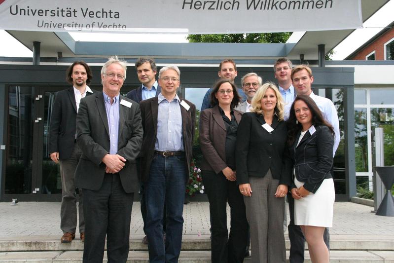 Auf Einladung der Historikerinnen Prof. Dr. Christine Vogel (vordere Reihe, 3.v.r.) und Prof. Dr. Claudia Garnier (vordere Reihe, 2.v.r.) kamen internationale Wissenschaftlerinnen und Wissenschaftler zur Tagung nach Vechta.