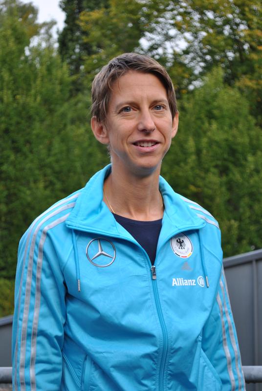 Dr. Karen aus der Fünten vom Institut für Sport- und Präventivmedizin an der Saar-Uni ist für die ärztliche Betreuung der deutschen Spielerinnen bei der U17-Nationalmannschaft der Fußball-WM in Aserbaidschan zuständig