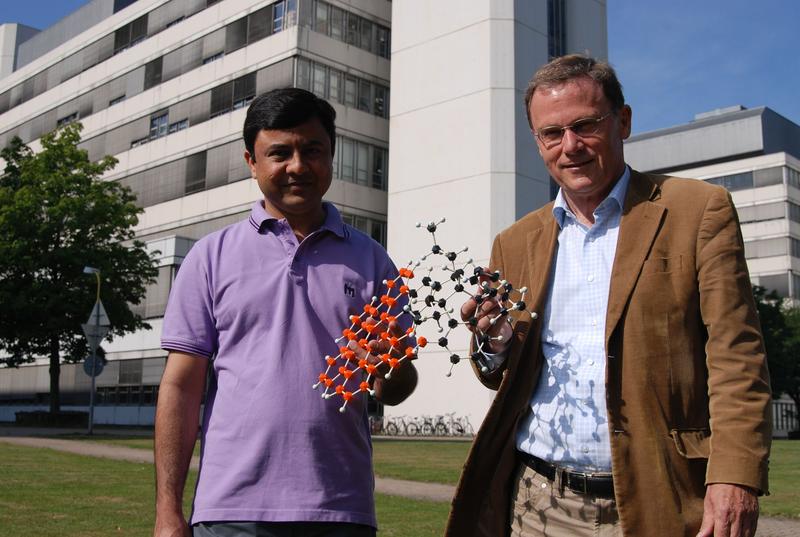 Ehsan Mughal (links) und Dietmar Kuck haben das Graphen-Riesenmolekül mit der Wölbung entwickelt. 