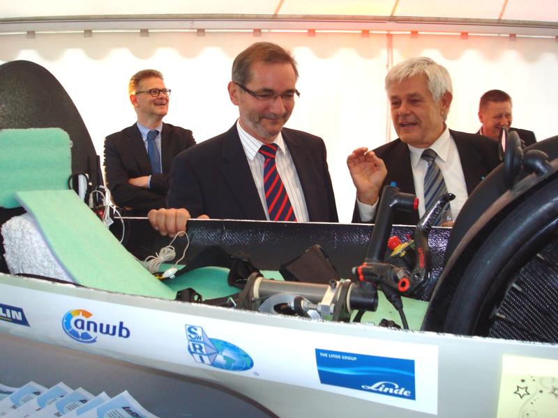 Im Rahmen des Jahresempfanges der IHK Cottbus informierte sich auch Brandenburgs Ministerpräsident Matthias Platzeck, hier mit Prof. Dr. Peter Biegel – dem betreuenden Professor des Teams Lausitz Dynamics - am Fahrzeug LaDy 3, über die Energiesparmobile aus der Hochschule Lausitz. 